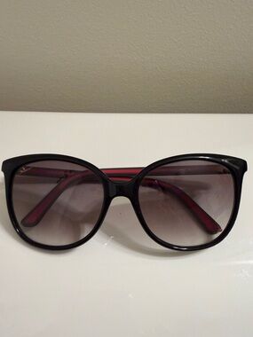 Gucci Black Sunglasses with Red Temple Accents